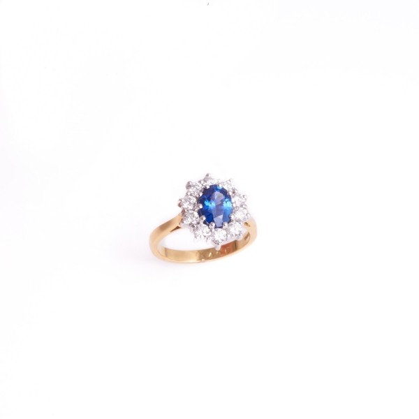 18ct Yellow Gold Sapphire & Diamond Cluster Ring - Image 2